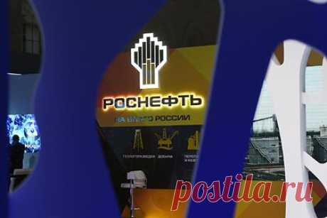 Газпромбанк спрогнозировал почти 50-процентный рост стоимости акций «Роснефти». Газпромбанк обновил свои оценки акций «Роснефти», установив рекомендацию «Покупать». Об этом говорится в отчете банка. Целевая цена по бумагам нефтяной компании определена на уровне 850 рублей за акцию, что подразумевает потенциал роста к текущим котировкам на уровне 49 процентов.