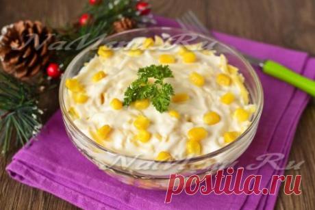 Слоеный салат с курицей и ананасом