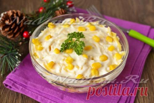 Слоеный салат с курицей и ананасом