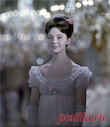 Людмила Савельева в роли Наташи Ростов67. / Путь моды