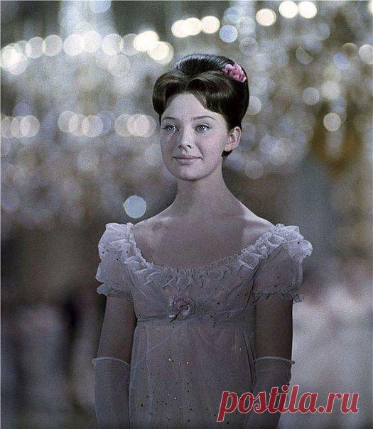 Людмила Савельева в роли Наташи Ростов67. / Путь моды