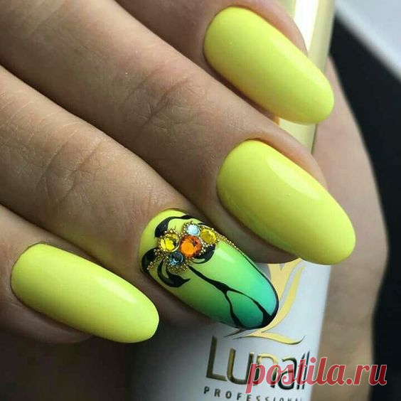 Яркий маникюр желтым лаком