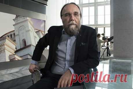 Дугин впервые прокомментировал убийство дочери. Философ Александр Дугин впервые прокомментировал гибель дочери Дарьи в результате взрыва автомобиля в Подмосковье. Его слова опубликовал российский бизнесмен, владелец патриотического канала «Царьград» Константин Малофеев в Telegram-канале. Дугин назвал убийство дочери подлым, заявив, что ее убили исподтишка.