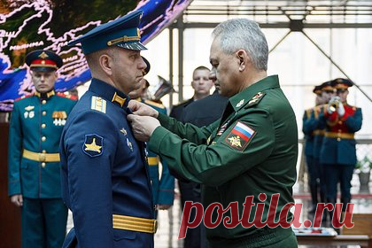 Шойгу вручил высшие госнаграды участникам СВО. Министр обороны Сергей Шойгу вручил высшие государственные награды российским военным, принимавшим участие в спецоперации на Украине. Так, медали «Золотая Звезда» получили командир танка старший сержант Николай Матреницкий и командир роты старший лейтенант Нурсултан Муссагалеев.