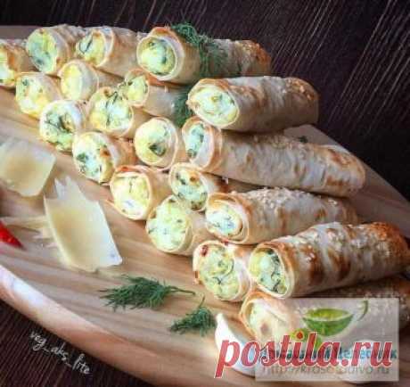 Трубочки из лаваша с картофельной начинкой: вкусно, просто, сытно! Вкусное, простое и сытное блюдо. Приготовьте, будет отличная закуска, дополнение к легкому супчику или даже к чаю 4 шт крупного картофеля; 60 гр тёртого твёрдого сыра; 3-4 зубца чеснока; 1/2 пучка укропа; соль и перец по вкусу; 2,5 листа бездрожевого лаваша; 2 ст. л оливкового масла для смазывания трубочек; кунжут для посыпки(можно обойтись без него). …
