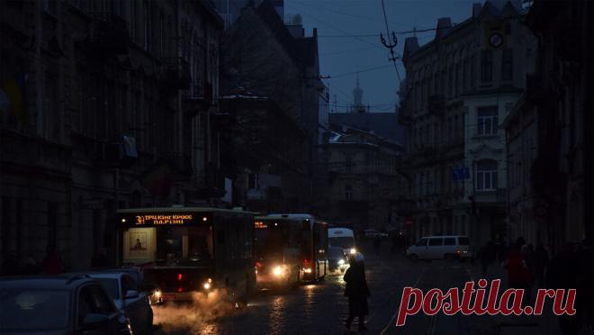 Тысяча населенных пунктов Украины осталась без света. На Украине без электричества остались 1025 населенных пунктов. Об этом в своем Telegram-канале сообщило министерство энергетики страны. По данным ведомства, больше всего случаев отключения света зафиксировали в Одесской, Кировоградской, ...