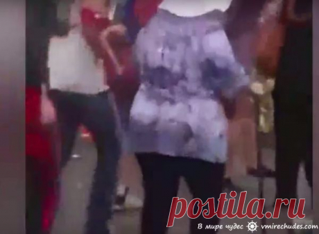 Ух, задала жару! Женщина, танцующуя под тяжелый рок
