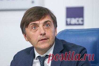 В российские школы начал поступать обновленный учебник истории. В российские школы начал поступать учебник истории с обновленными главами о репрессированных народах. Об этом заявил глава Минпросвещения России Сергей Кравцов, чьи слова приводит ТАСС. В октябре министерство сообщило о согласовании правок в разделе нового учебника о репрессиях.