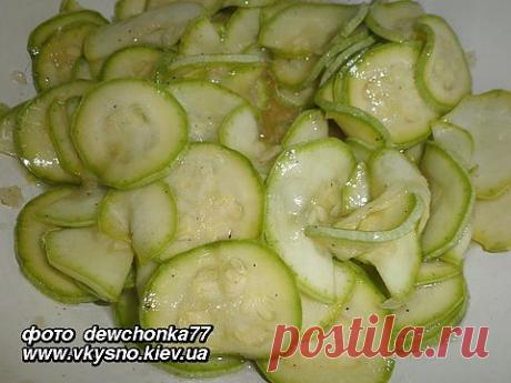 Салат из сырых кабачков с медово-чесночной заправкой