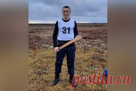 Россиянин установил рекорд по метанию топора. В ЯНАО спортсмен из Салехарда Юрий Лаптандер стал рекордсменом по метанию топора на дальность на соревнованиях Кубка по северному многоборью памяти Александра Белого, которые проходили в Тазовском. Мужчина запустил свой снаряд на 315 метров. Предыдущее достижение в 259 метров установлено в 2007 году.