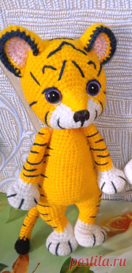 PDF Тигрёнок крючком. FREE crochet pattern; Аmigurumi animal patterns. Амигуруми схемы и описания на русском. Вязаные игрушки и поделки своими руками #amimore - тигр, тигренок, котик, кот, кошечка, кошка, котенок.
