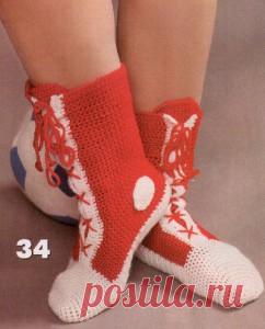 ЖЕНСКИЕ НОСКИ КРЮЧКОМ Женские носки-кеды, вязаные крючком. Вам потребуется для носков: пряжа «Детский каприз» (60% шерсть, 40% акрил, 225 м/50 г) – 100 г. красной, 50 г. белой, крючок №2,5., Описание работы носков-кед, вязаных крючком: Основная часть: белой нитью свяжите цепочку из 3 возд. п., соединив в кольцо. 1 ряд: в центр кольца ввяжите 7 ст. б/н. 2 …