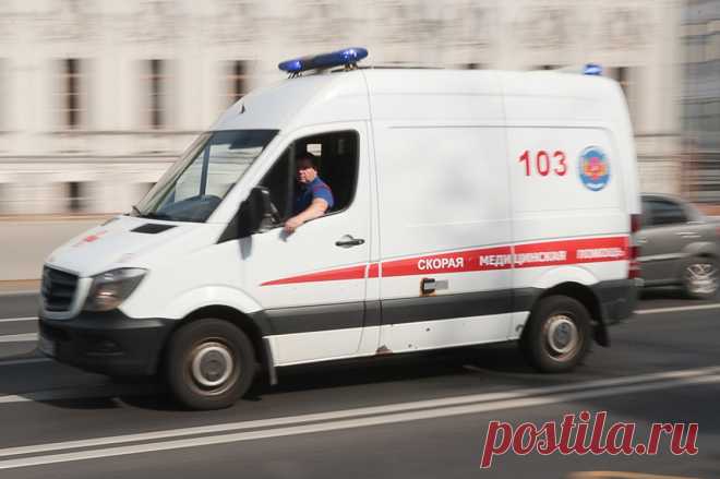 В Сочи во время шторма погибли два человека. Мужчина и девушка пошли купаться в море, их ударило о камни.