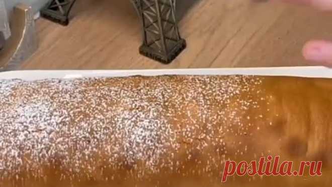 Бисквитный рулет с яблоками