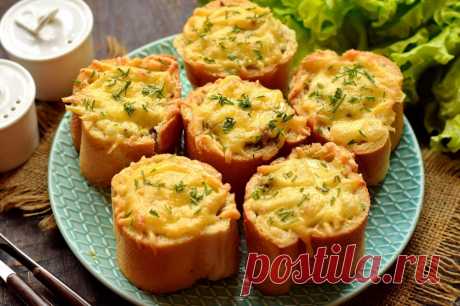 Рецепт фаршированного багета. Очень вкусно и оригинально Фаршированный багет – отличная идея для сытного завтрака или перекуса. С начинкой можно постоянно экспериментировать, каждый раз создавая новые вкусы. В предложенном рецепте в качестве начинки используем жареные грибы с луком в сметане. Для пикантности и аромата добавляем чеснок. После фаршировки начинку покрываем тертым сыром. В процессе запекания сыр полностью расплавляется, а багет слегка зажаривается, становится хрустящим.
