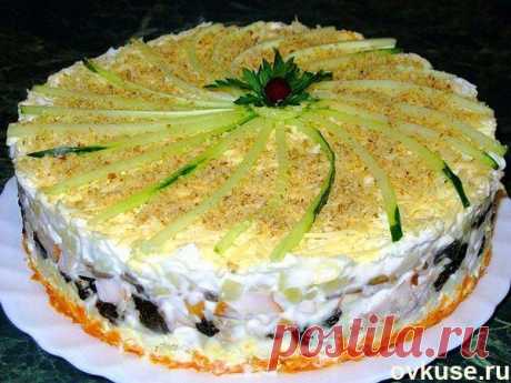 Слоеный торт с копчёной курицей, черносливом и шампиньонами - Простые рецепты Овкусе.ру