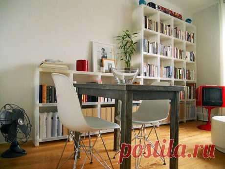 стулья Eames Plastic DSW белого цвета – культовая вещь рок-н-рольных 50-х. Именно их первыми запустили в массовое производство, что в истории стульев стало настоящим прорывом. До сих пор детище двух талантливых и неординарных дизайнеров Рэя и Чарльза Эймсов продолжает быть достойным украшением стильных пространств.