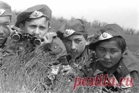 Как миллионы советских детей играли в &quot;Зарницу&quot; / Назад в СССР / Back in USSR
