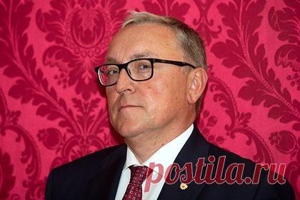 Российской делегации в Вене не позволили возложить цветы к памятнику. Российской делегации в Вене не позволили возложить цветы к памятнику советским воинам, сообщил посол в Австрии Дмитрий Любинский. От российских делегатов при выдаче виз требовали подписать документ о том, что они обязуются не участвовать в мероприятиях, которые не значатся в программе парламентской ассамблеи.