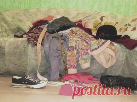 По местам: почему важно всегда убирать посуду, книги и гаджеты Мало кто задумывается об этом, но очень важно убирать вещи на место. Порядок в доме — это всегда хорошо, а с некоторыми предметами нужно особое обращение, потому что они обладают сильной энергетикой.