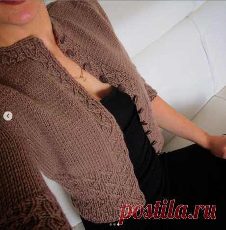 Укороченный жакет спицами (автор описания и модели: knit.hedgehog).

Пряжа у меня турецкая Alize Lanagold 100г/240м, прямые спицы 3, дополнительная спица и 11 пуговиц на ножке. Производитель рекомендует спицы 4, но я люблю вязать плотнее. Пряжу можно выбрать и другого производителя со схожим метражом на 100г. 

Изделие состоит из спинки, полочек и рукавов, я старалась сшить очень аккуратно, поэтому некоторых швов почти не видно, отсюда вопросы, отвечаю.

Моя кофточка связа...