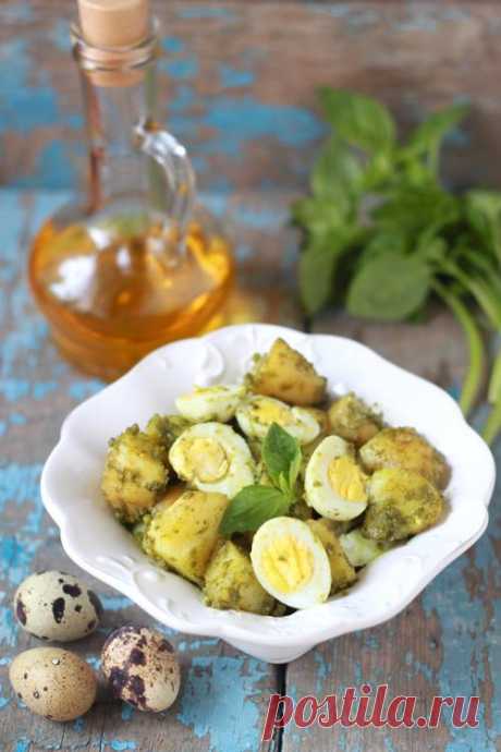 Салат из молодого картофеля с перепелиными яйцами и соусом песто.
