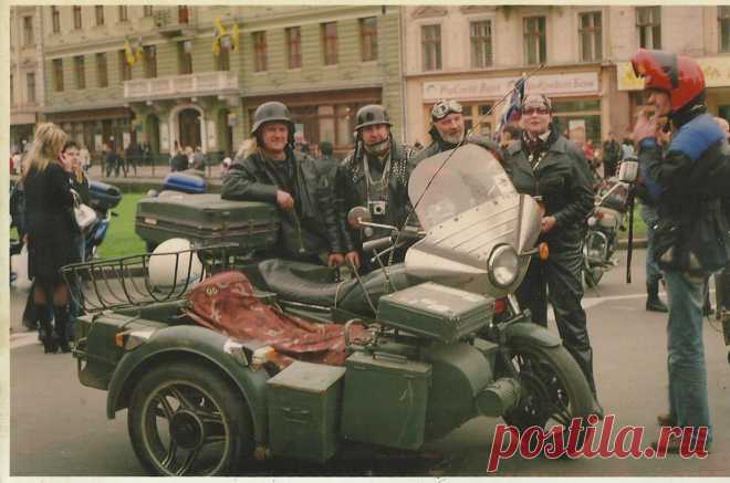 Возле Оперного театра