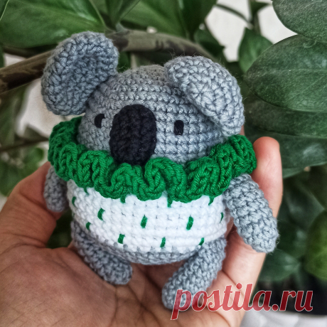 PDF Нарядная Коала крючком. FREE crochet pattern; Аmigurumi toy patterns. Амигуруми схемы и описания на русском. Вязаные игрушки и поделки своими руками #amimore - маленький медвежонок коалы, мишка, медведь.
