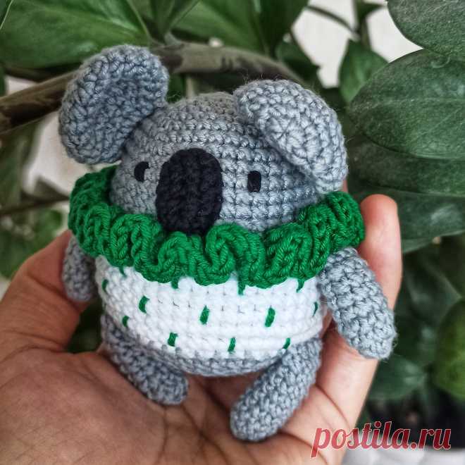 PDF Нарядная Коала крючком. FREE crochet pattern; Аmigurumi toy patterns. Амигуруми схемы и описания на русском. Вязаные игрушки и поделки своими руками #amimore - маленький медвежонок коалы, мишка, медведь.