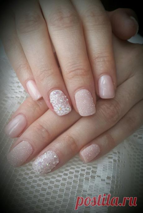 Нежный розовый цвет во все времена считался символом женственности, изящества и красоты, и именно по этой причине он так любим многими женщинами в качестве основного цвета для маникюра. Нежно-розовый маникюр дарит своей обладательнице радость и приподнятое настроение.