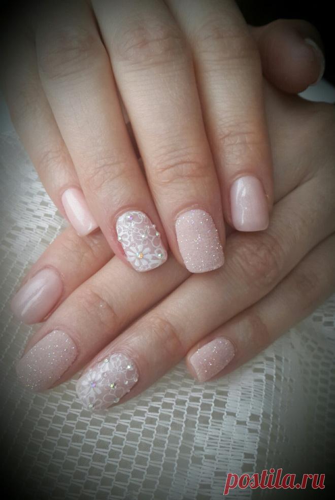 Нежный розовый цвет во все времена считался символом женственности, изящества и красоты, и именно по этой причине он так любим многими женщинами в качестве основного цвета для маникюра. Нежно-розовый маникюр дарит своей обладательнице радость и приподнятое настроение.