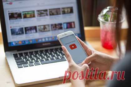 Роскомнадзор назвал условия для отказа от новых мер против YouTube. Роскомнадзор не будет вводить новые меры против YouTube при условии выполнения хостингом требований требований по удалению противоправного контента. В сообщении РКН отмечается, что помимо удаления контента хостинг должен будет модерировать экстремистские и антироссийские призывы, а также снять ограничения.
