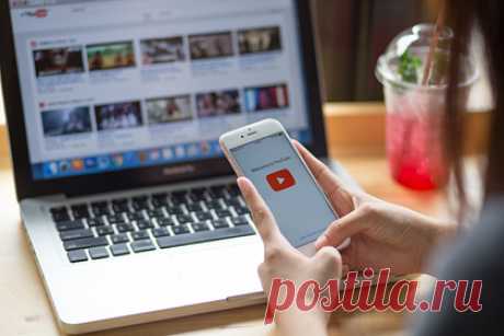 Роскомнадзор назвал условия для отказа от новых мер против YouTube. Роскомнадзор не будет вводить новые меры против YouTube при условии выполнения хостингом требований требований по удалению противоправного контента. В сообщении РКН отмечается, что помимо удаления контента хостинг должен будет модерировать экстремистские и антироссийские призывы, а также снять ограничения.
