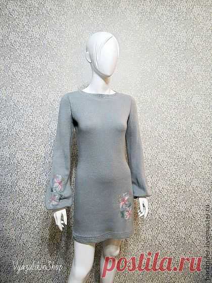 Вязаное кашемировое платье с вышивкой "Лилии в серебре" - серый,цветочный