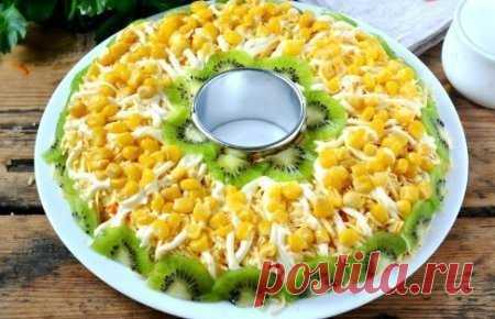 КРАСИВЕННЫЙ САЛАТ С КУРИЦЕЙ КРАСИВЕННЫЙ САЛАТ С КУРИЦЕЙ
Ингредиенты:
Куриная грудка — 300 Грамм
Сыр твердый — 150 Грамм
Яйца куриные — 4 Штуки
Морковь — 1 Штука
Киви — 1 Штука
Кукуруза консервированная — 100 Грамм
Майонез — 3 Ст. ложки
Количество порций: 3-4
Как приготовить 