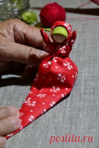 Я хочу поделиться с вами малоизвестным способом изготовления куколки-обережки Травницы. Почему малоизвестным — в интернете такой вид куколки-малышки мне не встречался, у мастеров по традиционной славянской кукле из других городов подобную я не видела, но что она является народной — несомненно. Мастер-класс по ее изготовлению я увидела года три назад на одном из городских мероприятий.
