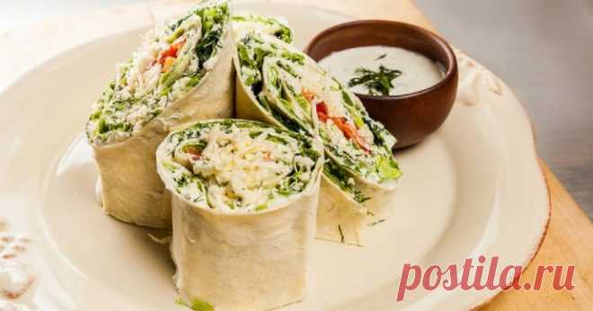 ​Рулетики из лаваша с сыром и чесночным соусом