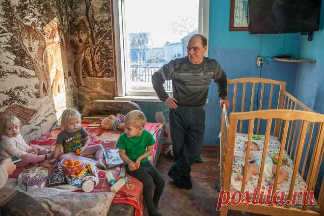 «ВСЕХ ПОДНИМУ!»: ПАПА-ОДИНОЧКА ВОСПИТЫВАЕТ ШЕСТЕРЫХ ДЕТЕЙ ПОСЛЕ СМЕРТИ ЖЕНЫ