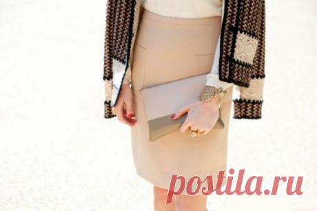 Юбка-карандаш: универсальная деталь для многих стилей | Милая Я Юбка-карандаш, как и маленькое черное платье, заслуженно считается классическим элементом гардероба. Несмотря на строгость и простоту, с помощью юбки-карандаш можно подчеркнуть красоту своей фигуры. Нужно лишь правильно подобрать юбку, а также обувь и блузу, топ, пиджак или куртку. Юбка-карандаш часто является элементом делового костюма. Но вполне уместна и в повседневных образах.