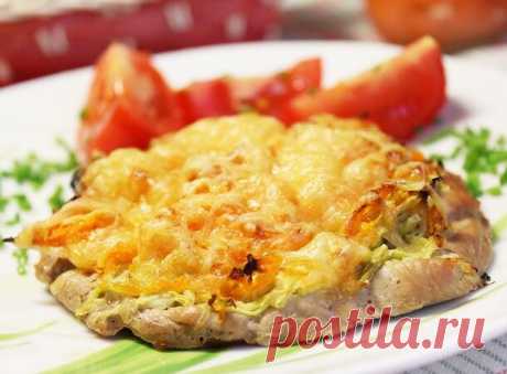 Свиная отбивная с кабачками и сыром.

Ингредиенты:
-Свиная отбивная - 4 шт.
-Кабачок - 120 г
-Морковь - 80 г (1 небольшая)
-Сыр твердый - 120 г
-Соль - по вкусу
-Молотый черный перец - по вкусу и желанию
-Растительное масло - 1 столовая ложка

Приготовление:
Свиные отбивные я делала из свиной вырезки.
Вырезку промыть под водой, слегка обсушить, нарезать на большие куски. Каждый кусочек положить в полиэтиленовый пакет, отбить с обеих сторон молоточком. Свиные отбивные с дву...