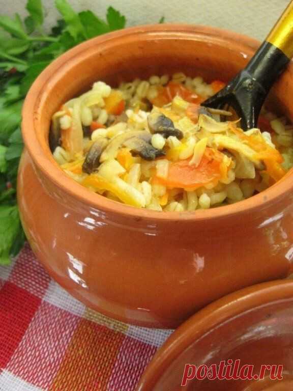 Перловка в горшочке с овощами и грибами 

Итого на 100 грамм 83 ккал
Б/Ж/У 3.2 / 0.5 / 17.9

Ирина Ягуби 
На 2 небольших горшочка: 
- 200-250 г перловой крупы 
- 1 головка репчатого лука 
- 1 морковь 
- 1 средний помидор 
- 4 свежих шампиньона 
- соль,черный молотый перец 
 
Крупу промыть,залить водой и оставить на 3-4 часа.Воду слить. 
Лук нарезать тонкими полукольцами,морковь натереть на крупной терке,помидор и шампиньоны нарезать небольшими ломтиками. 
Овощи с грибами п...
