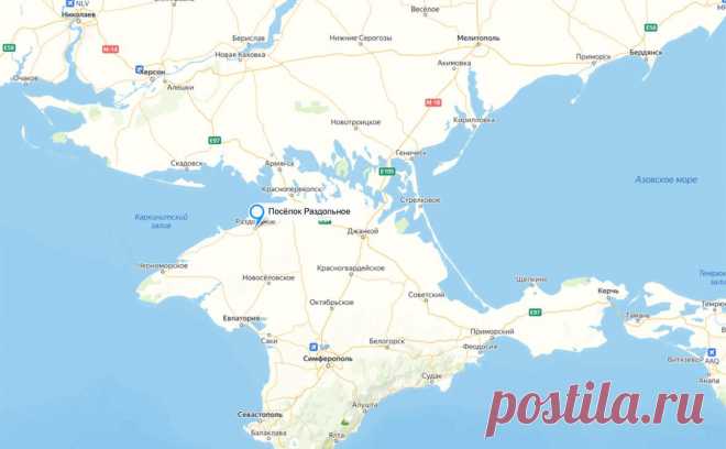В крымском Раздольном ввели режим ЧС после удара беспилотника. В поселке городского типа Раздольное в Крыму, где утром в результате удара беспилотника погибла девочка-подросток и были повреждены четыре здания, ввели режим чрезвычайной ситуации, сообщает правительство региона в телеграм-канале со ссылкой на главу администрации Раздольненского района Дениса Олейника.