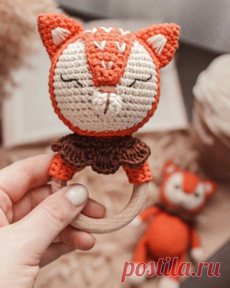 PDF Погремушка Лисёнок крючком. FREE crochet pattern; Аmigurumi animal patterns. Амигуруми схемы и описания на русском. Вязаные игрушки и поделки своими руками #amimore - Лиса, лисица, лисёнок, лисичка, погремушка, грызунок.