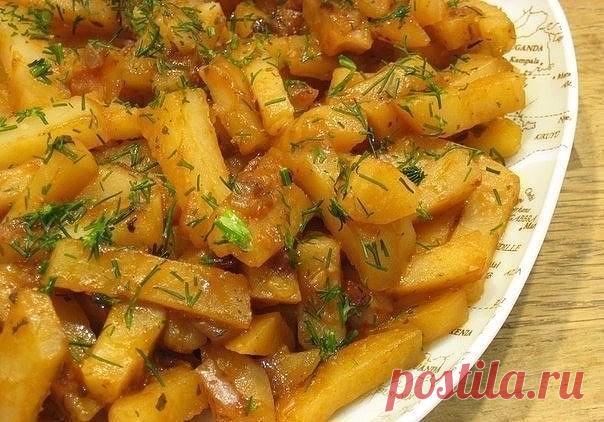 Вкусная картошка в мультиварке на режиме “Выпечка” 
=Ингредиенты: -6 картофелин весом около 450-500 грамм; -250 грамм воды(1,75 МЧ); -1 луковица весом 80 грамм; -2 столовые ложки томатной пасты; -1 чайная ложка растительного масла; -1 неполная десертная ложка соли; -специи.