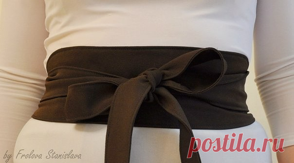 Выкройка японского пояса-ОБИ

1. Это самый простой вариант пояса. Ленту 180, разрезать пополам, получаем 2 завязки. Прямоугольную деталь пояса сложить вдвое. Одну сторону продублировать флизелином. Сколоть сороткие срезы, прихватив посередине каждой стороны один конец отрезка ленты. Стачать короткие и продольные срезы оставив в одном участок 5 см, для выворачивания. Пояс вывернуть, открытый участок застрочить.

2. Этот вид пояса, черезвычайно схож с оригиналом оби. Нечто п...