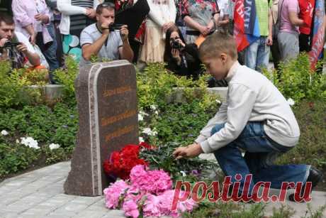 Сегодня День памяти детей – жертв войны в Донбассе. Аллея ангелов - мемориальные комплексы в Донецкой Народной Республике в память о детях, погибших в результате артиллерийских и авиационных атак ВСУ по гражданским объектам Донбасса в ходе войны на Украине с 2014 года.