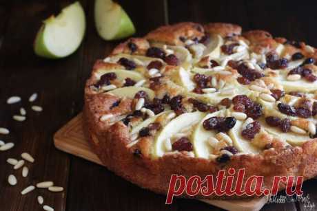Torta di mele ricetta classica della nonna - torta di mele buonissima Torta di mele ricetta classica della nonna, torta di mele più buona del mondo, torta di mele ricca con uvetta pinoli, torta di mele facile morbida speciale.