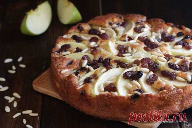 Torta di mele ricetta classica della nonna - torta di mele buonissima Torta di mele ricetta classica della nonna, torta di mele più buona del mondo, torta di mele ricca con uvetta pinoli, torta di mele facile morbida speciale.