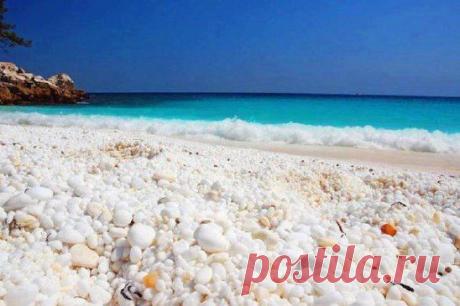 Один из самых красивых и необычных пляжей греческого острова Тасос. Его поверхность полностью покрыта мраморной крошкой вместо привычного песка или гальки.