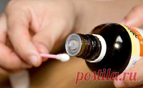 Это масло лечит псориаз, грибок, простуду, прыщи и не только. 100% результат - Советы и Рецепты Масло мелалеука, широко известное как масло чайного дерева, представляет собой эфирное масло, полученное из листьев Melaleuca alternifolia. Само масло содержит до 92 различных компонентов и имеет цвет от прозрачного до светло-желтого. Растение может расти как кустарник или как дерево и характеризуется свежим, камфороподобным запахом. Мелалеука широко известен своими мощными очищ...